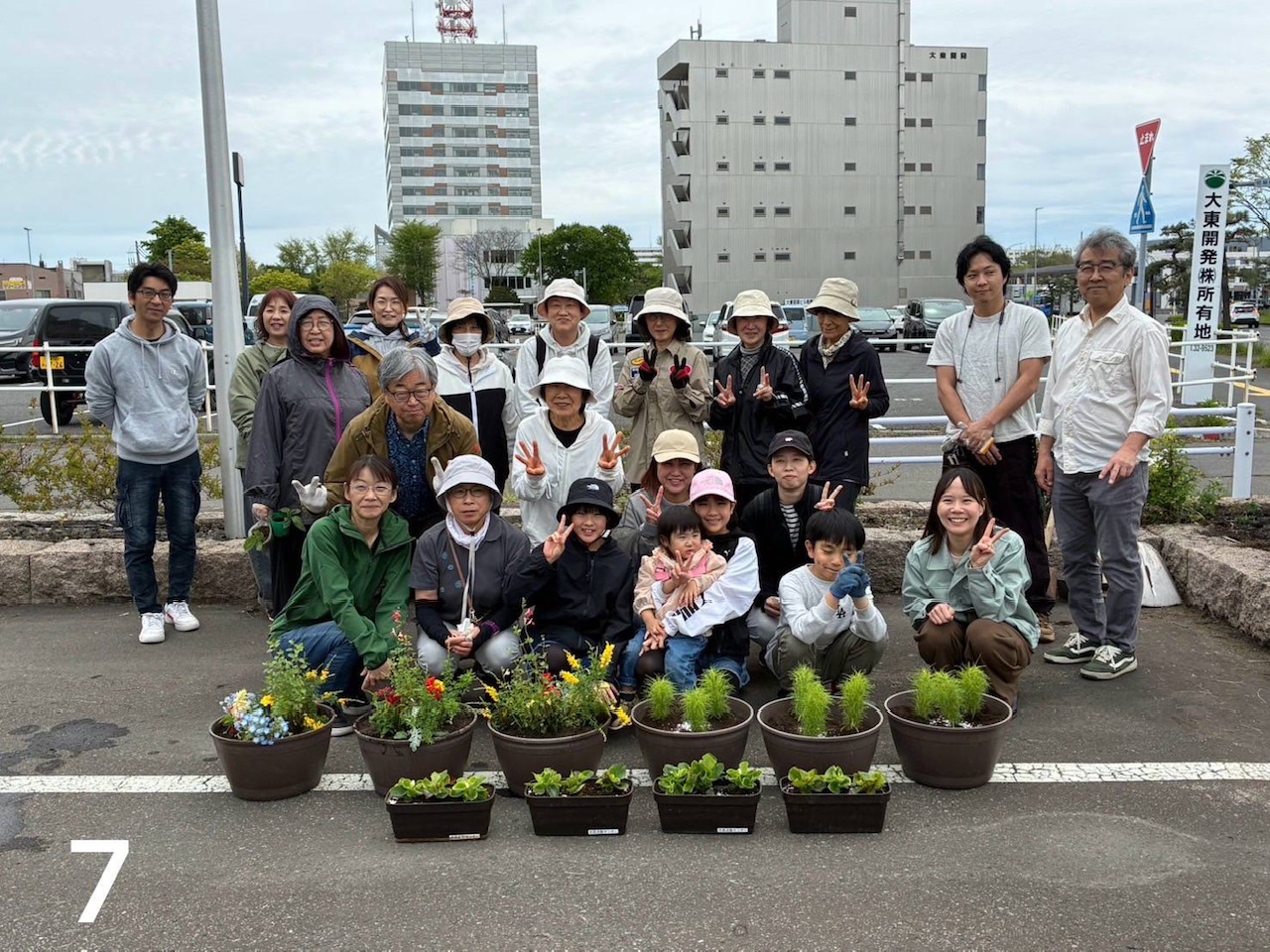 みんなで花壇つくりを楽しんだ記念撮影です